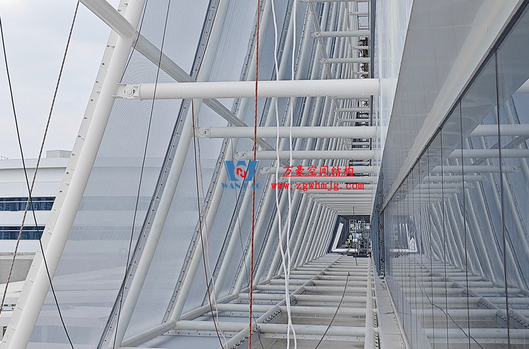 聚焦工程高質(zhì)量建設(shè)，這個(gè)網(wǎng)格織物幕墻正在施工安裝中