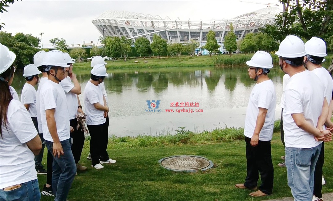 標(biāo)桿引領(lǐng)，智啟未來(lái)——萬(wàn)豪集團(tuán)營(yíng)銷(xiāo)、設(shè)計(jì)與技術(shù)骨干共赴無(wú)錫奧體中心，現(xiàn)場(chǎng)觀(guān)摩學(xué)習(xí)解鎖“創(chuàng)新密碼”